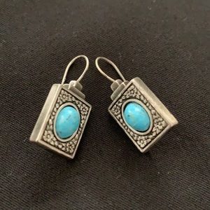 Lovely elegant silver earrings w turquoise stone